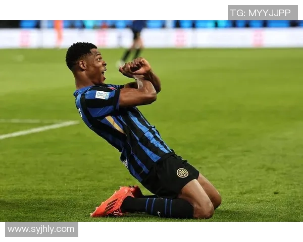 足球巨星赛场意外滑倒裤子滑落现场露屁股引发球迷爆笑热议